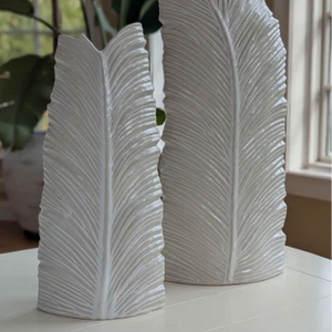 Picture of TROPICAL WHT CER LEAF VASE-SM